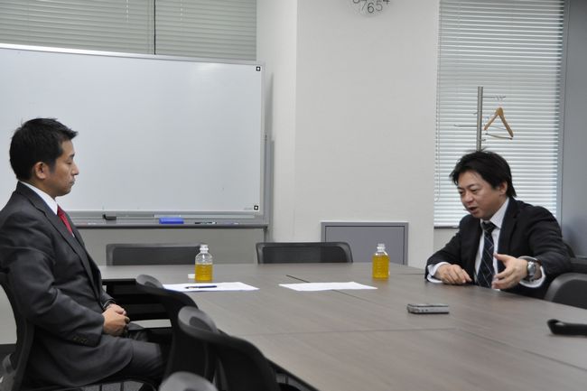 弁護士の谷原誠さんと探偵の阿部泰尚さん