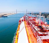 スエズ運河座礁で世界貿易の1割ストップ。原油市場、日本経済への影響は＝久保田博幸