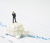 ユニクロ、カルビーほか身近な企業が大化け。3社に1社は5年で株価が倍も。投資初心者がチャンスをつかむための大原則とは＝Team xoxo