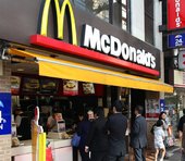 マクドナルドの値上げに文句を言う人は、自分の賃金アップにも反対するのか？格差社会の底で足を引っ張り合う私たち＝川畑明美