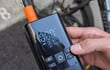 タイヤの空気入れは「ワンボタン」で。高速充填を叶えるヒーローはこれだ