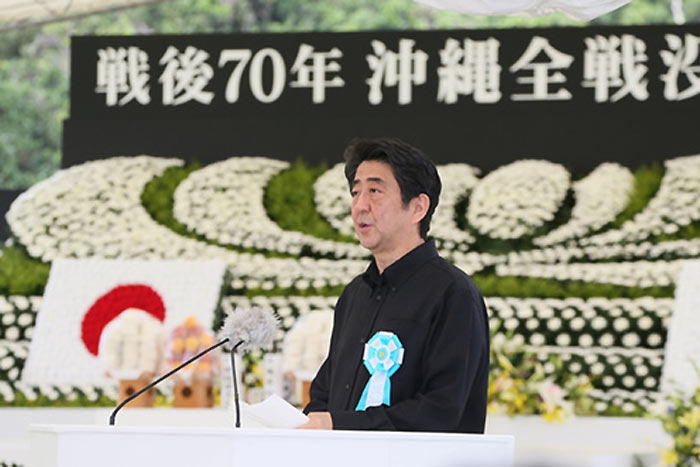 戦後70年 沖縄全戦没者追悼式で挨拶する安倍総理（6月23日）出典：首相官邸