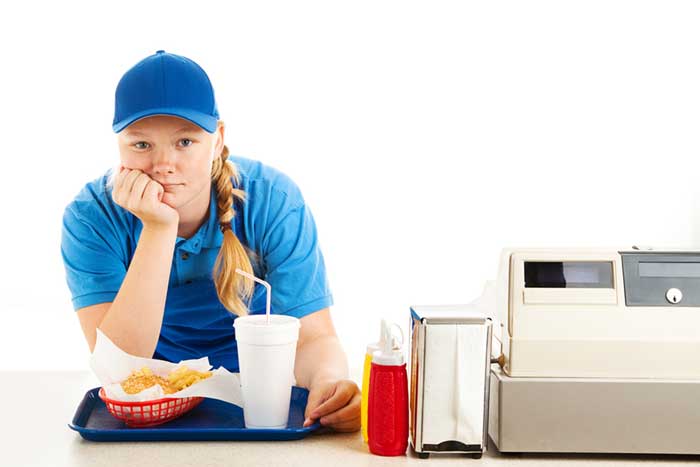 横行する「ブラックバイト」背景には大学の学費高騰も