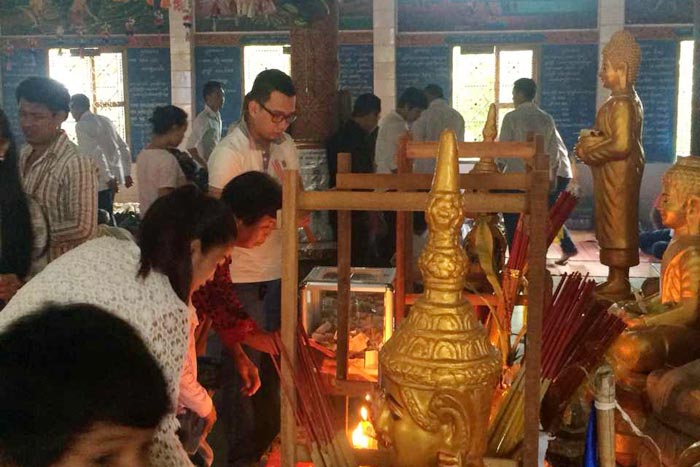 熱心な仏教徒の多いカンボジアでは、お盆（プチュンバン）には家族でお寺に参ります