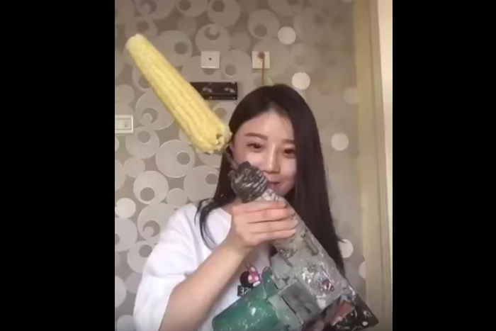 中国の美少女が「電動ドリルでコーンを食べる動画」をマネして悲惨なことに！