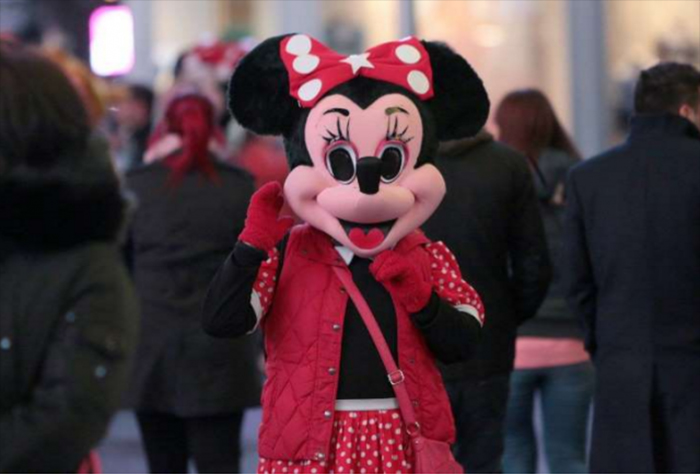 守銭奴な“偽ミニーマウス”が逮捕される！2時間後、さらなる偽物が…