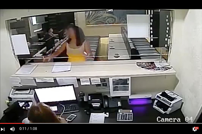 逆ギレ「おっぱい攻撃」　警備員に注意された女性が禁じ手を使って逮捕！