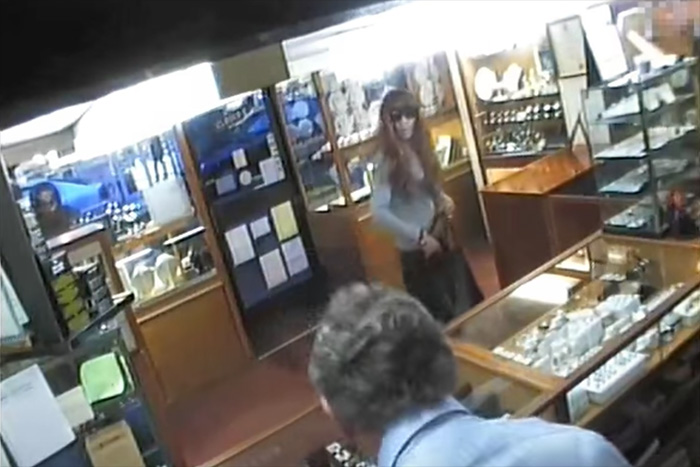 女装して宝石店に押し入った強盗犯、すぐにバレて半ケツ状態で逃走！