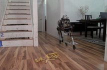 最新技術の結晶「自律走行型4足ロボット」が「バナナの皮」を踏むとどうなる!? From Youtube