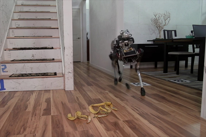 最新技術の結晶「自律走行型4足ロボット」が「バナナの皮」を踏むとどうなる!?