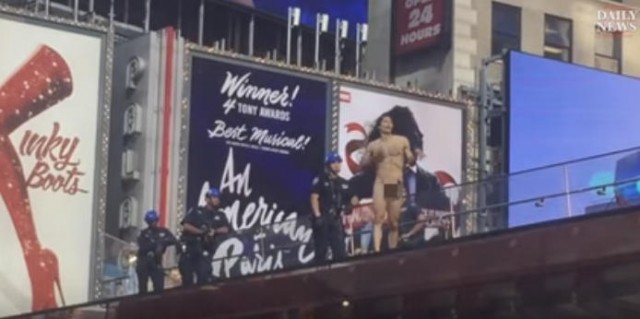 画像出典：YouTube（New York Daily News）