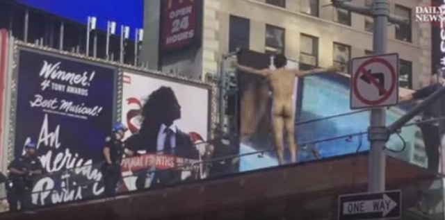 画像出典：YouTube（New York Daily News）