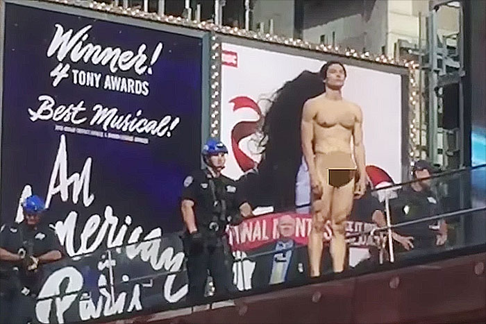 NYタイムズ・スクエアで全裸男「トランプ出てこいや」叫び転落、病院に搬送！