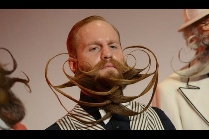 プリン投げ、蜂ドレス、エア◯◯…世界の信じられない大会・お祭り22選！