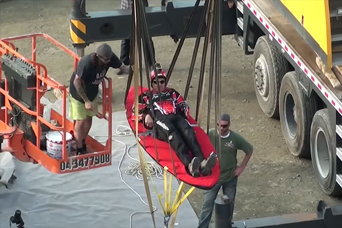 時速200kmの生身ジャンプ、ドバイの巨大「人間パチンコ」一体何のために!?