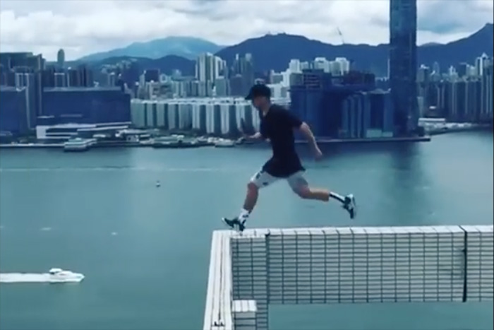 キン○マが縮み上がる!?「25階建てビル」をジャンプで渡る男が話題！