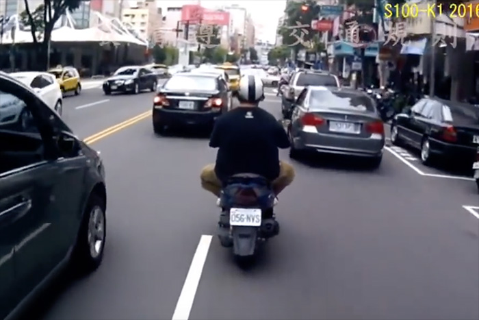 まるでマンガのような展開に…台湾のスクーター事故映像にヒヤリ！