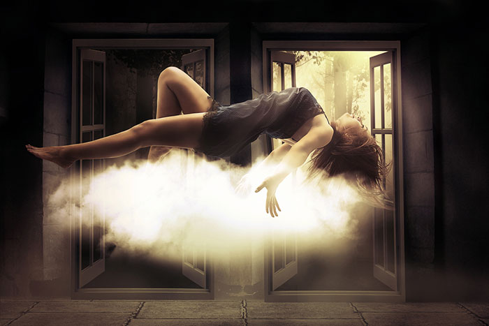 病院カメラが捉えた幽体離脱！横たわる女性の体から「魂」が抜けていく…