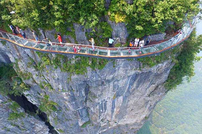 「すぐ崩壊しそう」の声も…中国製・高さ300mのガラス製スカイウォークが怖すぎる