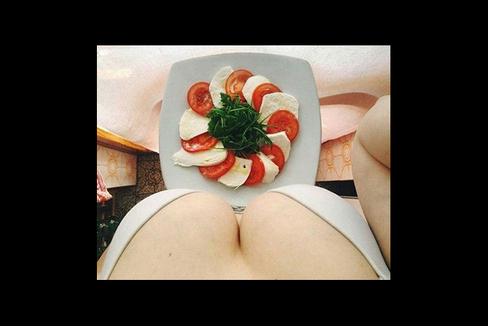 美女が「おっぱいの谷間」視点で料理写真をアップという新たなブーム到来！