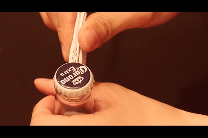 栓抜きがなくても飲めるぞ！「紙1枚」で瓶ビールを開ける裏ワザ