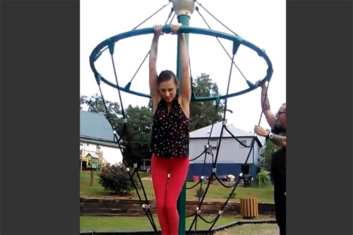 嫁のために全力で遊具を回転させ、4秒後に気絶したお父さん最期の動画！