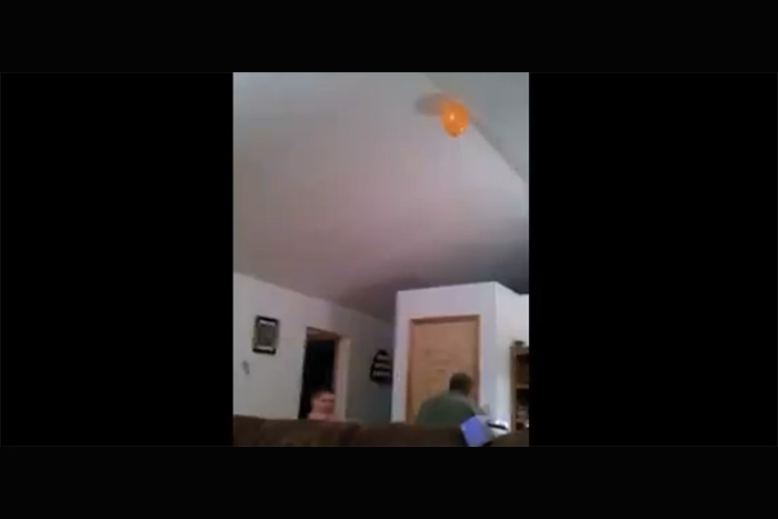 お父さんに任せろ！ 天井の風船を大ジャンプで取る動画が危険すぎる