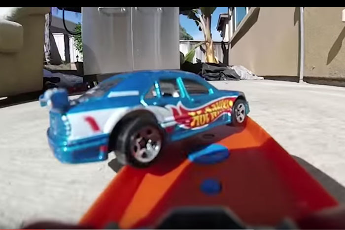 西部警察かな？「本気のミニカー遊び」を撮影したスタント動画が凄すぎる！