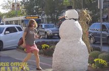 ナイスリアクション!定番ドッキリ「動く雪ダルマ」に全米がビックリ【動画】 From YouTube(The Scary Snowman)