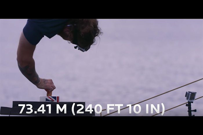 英国紳士がティータイムのギネス更新、上空73ｍからビスケットを紅茶に浸す！