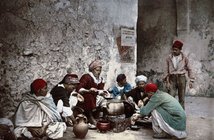 1899年「チュニジア」の写真がカラーになった…美しい服、街並みに感動! From dailymail.co.uk