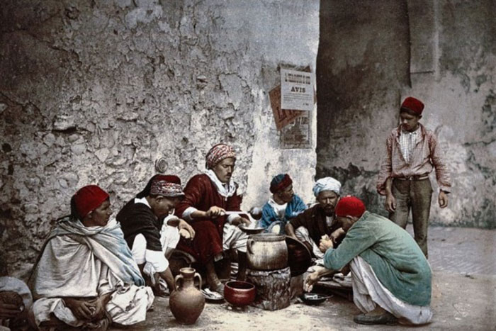 1899年「チュニジア」の写真がカラーになった…美しい服、街並みに感動！