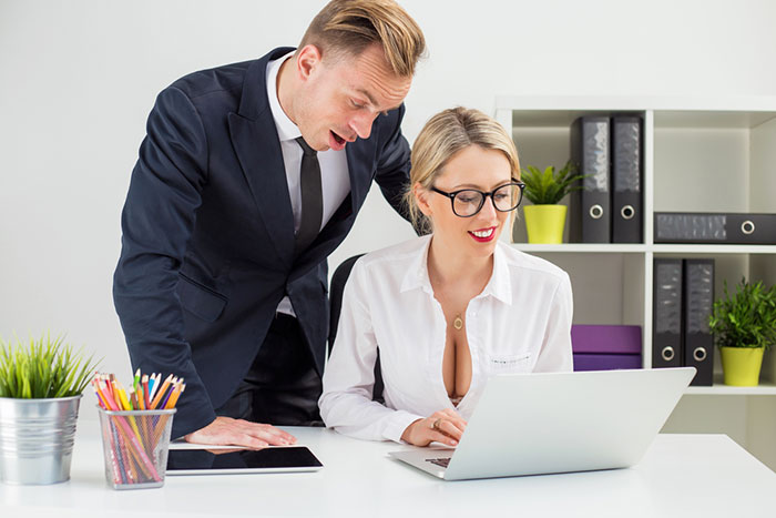 男性に「美女の胸チラ」を見せると簡単にモノを盗めることが実験で判明！