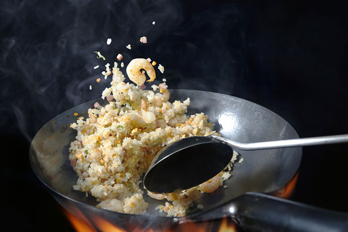 パワー系中国人の「チャーハンの作り方」が激しすぎると話題に！(動画アリ)