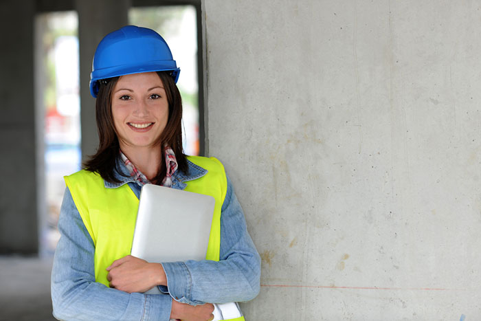 「豊満おっぱい」のお姉さんが掘削機で穴を掘るとどうなる？（動画アリ）