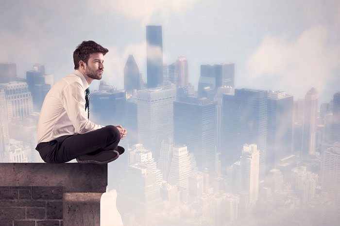 ヒヤヒヤして見てられない！ 柵のない超高層ビル屋上でスケボーする衝撃映像