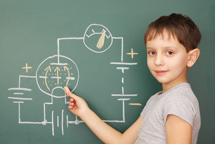 今どきの中学生が「技術」の時間に作るラジオがハイテクすぎてスゴイ！