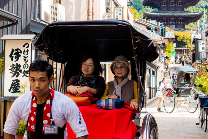 こりゃ便利。群馬県・伊香保温泉が「エンジン付き人力車」を開発完了！
