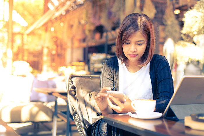 突然ヘビが店内に！ネットカフェで起こった大パニックの意外な結末(動画アリ)