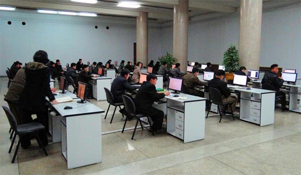 人民大学習堂（北朝鮮の図書館）でイントラネットを利用する人々 出典：Wikimedia Commons