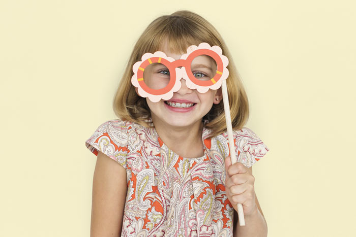 謎の覆面美少女に「来ないで」「変態だ」の批判集中!? その正体は…