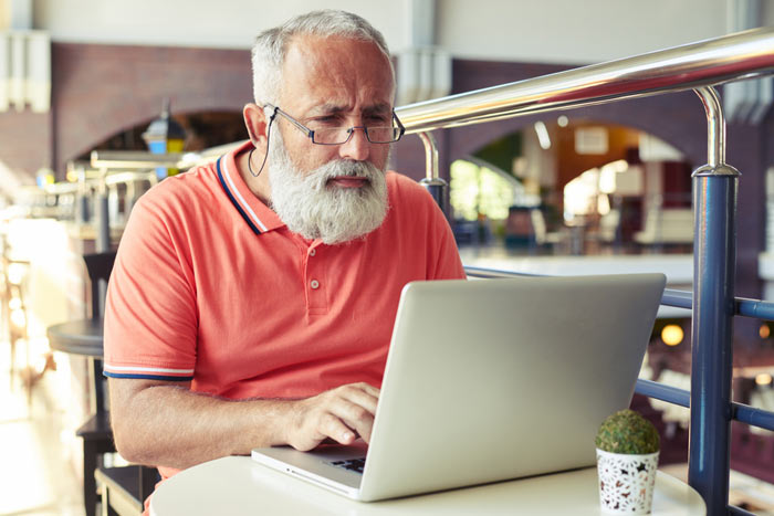 この道30年の奇跡！海外おじさん店員の「データ入力」がマジ速すぎて笑える