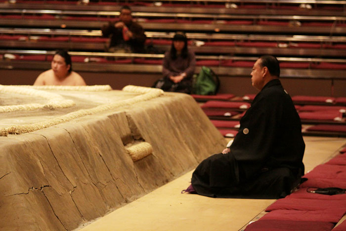 セーラー服の美少女が「相撲の決まり手」全82手を熱演！(動画アリ)