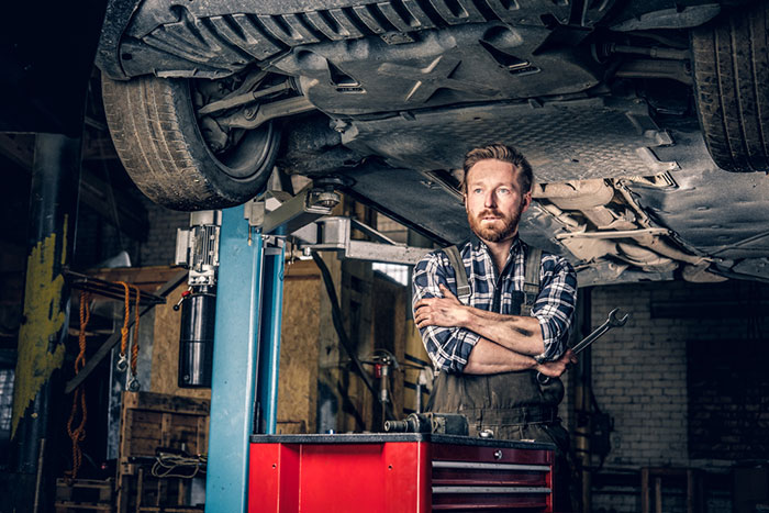 「エッチなDVDを車に隠しても無駄」整備士が語るお父さんたちのワンパターンぶり