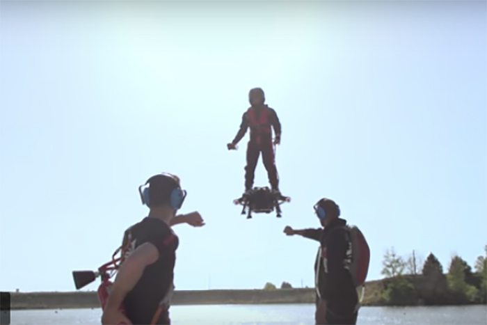 あの映画顔負けの「空飛ぶホバーボード」開発完了！変態的すぎる動きが話題に