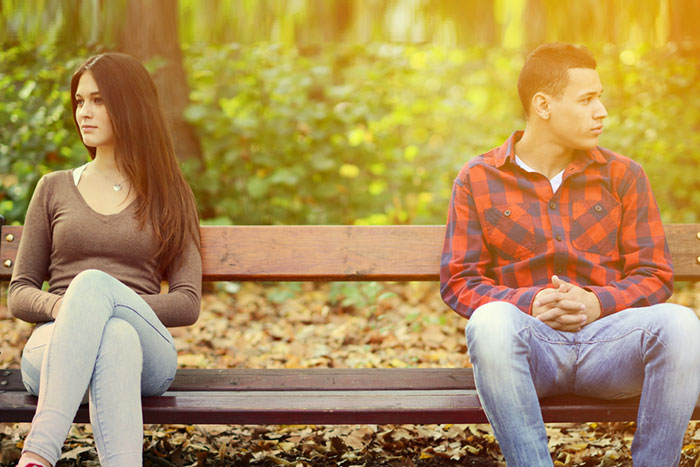 コミュ障困惑の心理実験「ベンチが急に縮んで隣の人と近くなったら？」