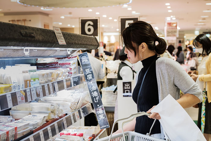 「半額だ！」思わず手を伸ばして痛い目に…惣菜コーナーでの哀しき自爆