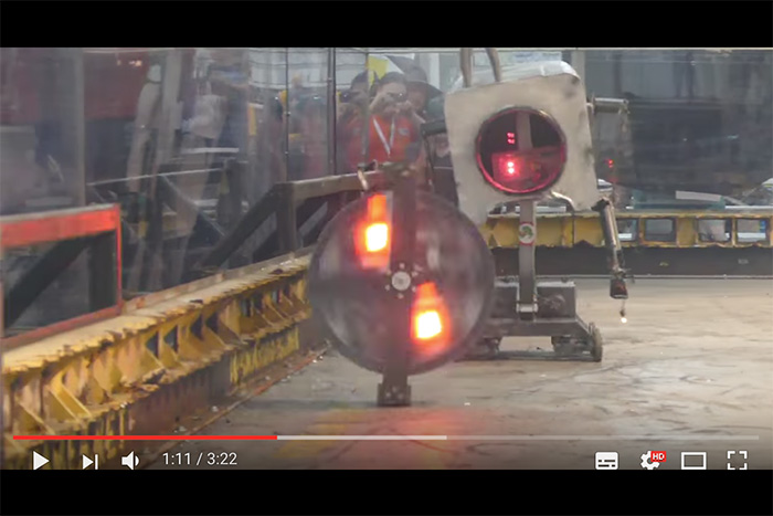 「放火ロボvs.殺人ルンバ」夢の戦闘ロボット対決は両者一歩も譲らず!?(動画アリ)