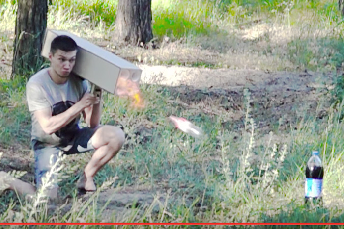 悪用厳禁！ペットボトルで作る「４連ロケットランチャー」が凄い(作り方動画アリ)