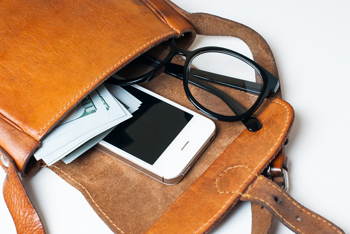 怖すぎる…女性のカバンの中のスマホがとつぜん爆発・炎上する決定的瞬間！